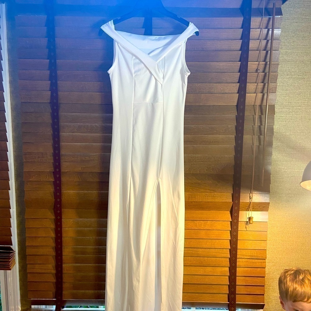 Alinanova White Off Shoulder V neck Fitted Gown - Picture 2 of 6